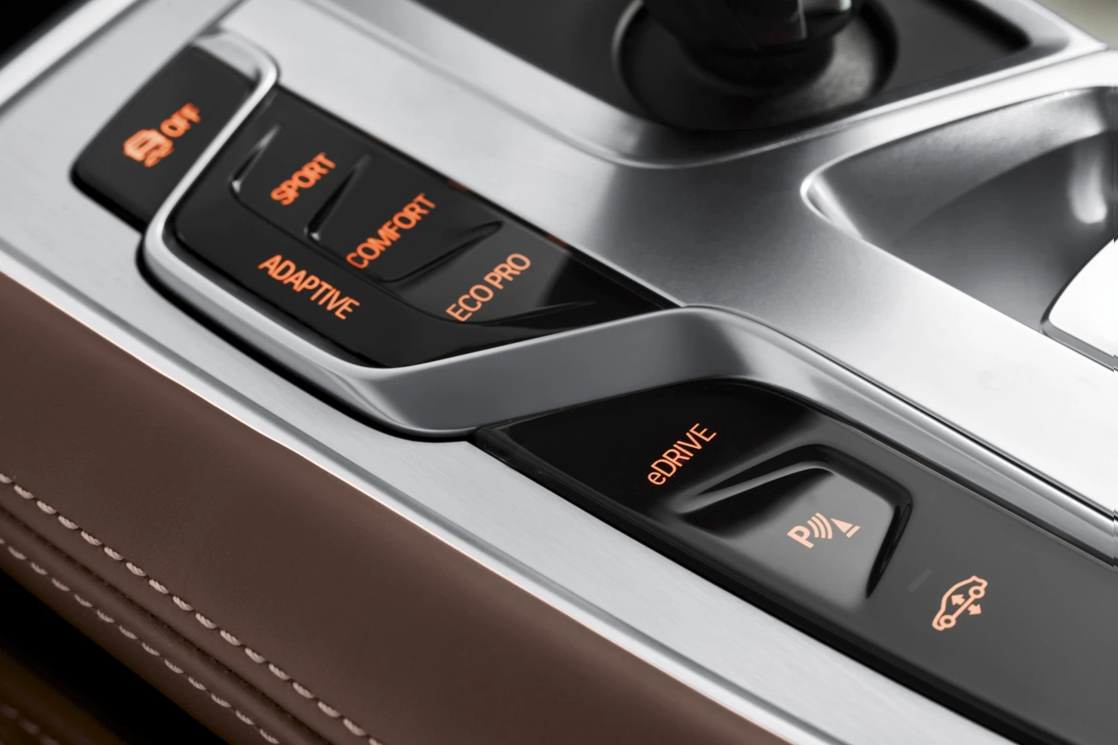 Driver controls on the console allow the driver to choose the powertrain’s operation manually