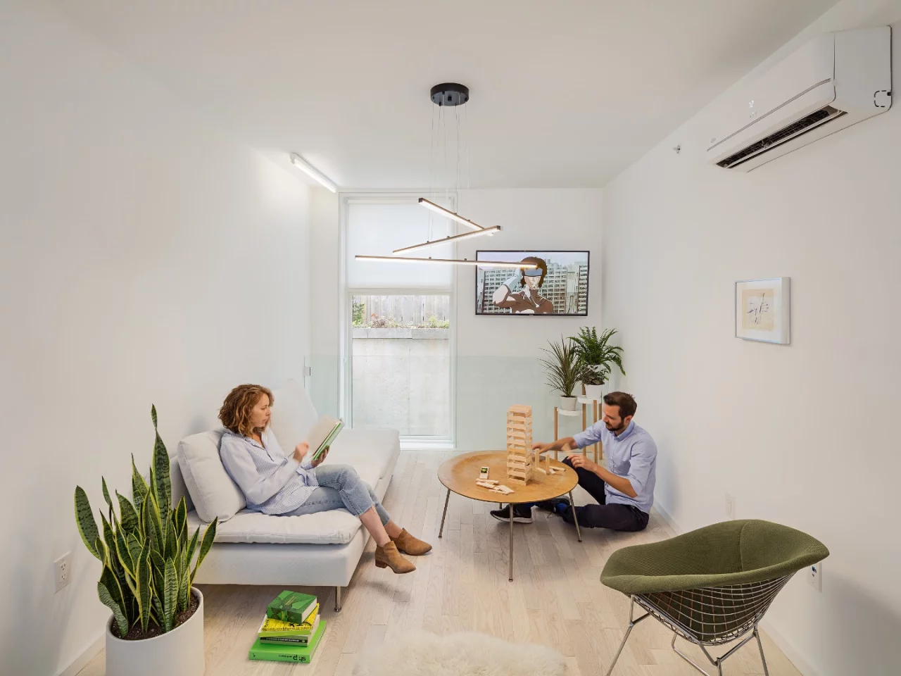 Tiny Tower's interior is arranged around five floors, plus a rooftop terrace