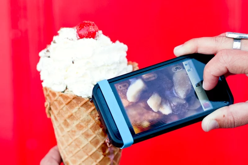 The Macro Cell Lens Band captures detailed macro images