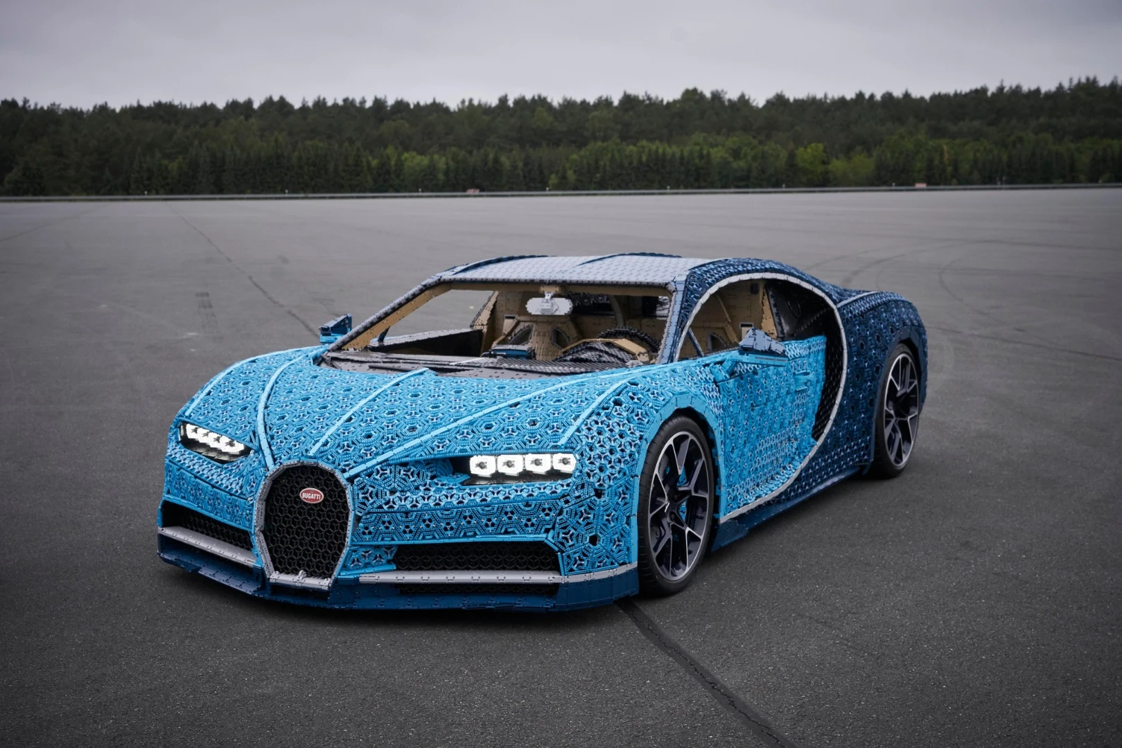 There is no glue used in the assembly of this Lego Chiron, including in its support structures and chassis