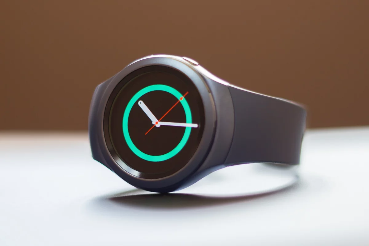 Gizmag takes an early look at the Samsung Gear S2, a round smartwatch with a unique rotating bezel