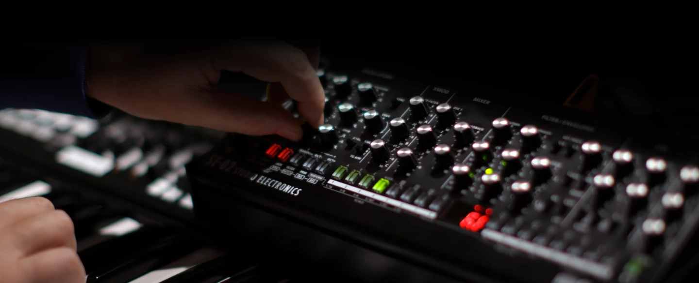 The SE-02 includes an integrated 16-step sequencer, with players able to build up to 16 songs from 128 locally-stored patterns