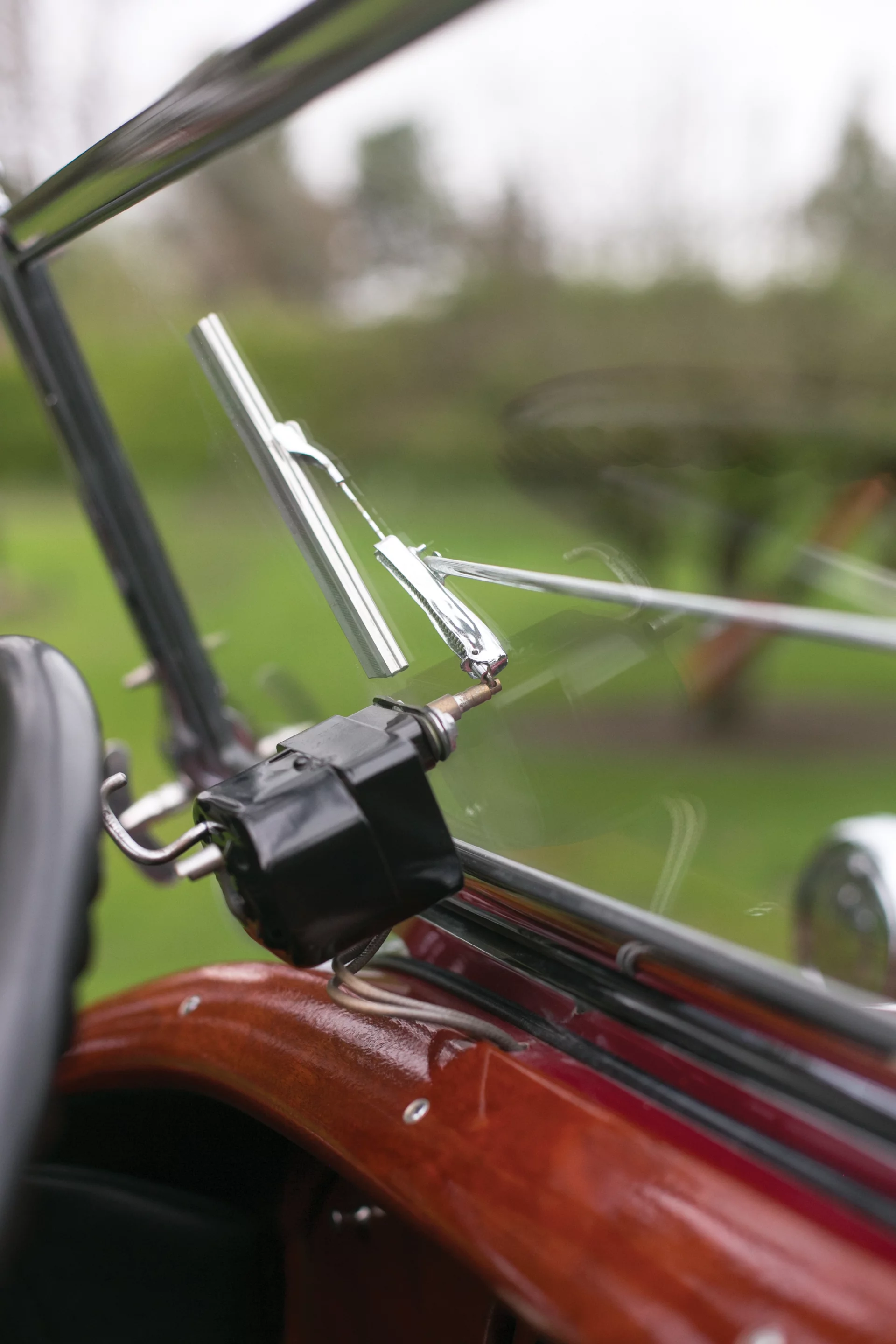 The Phantom I has four-wheel brakes and a three-speed transmission