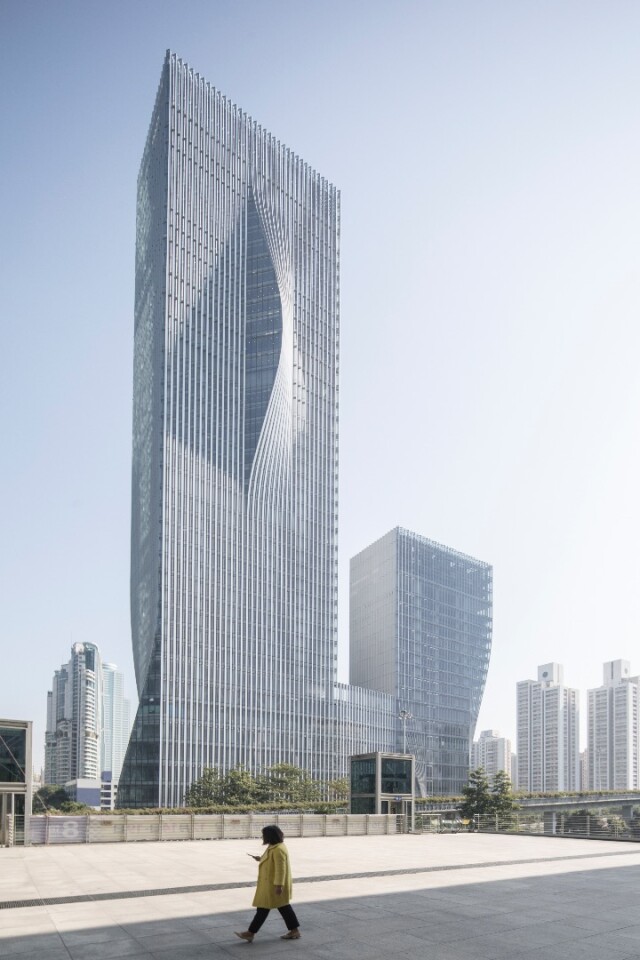 The Shenzhen Energy Mansion's protruded areas host meeting rooms, executive clubs, and staff facilities with fantastic views of the city