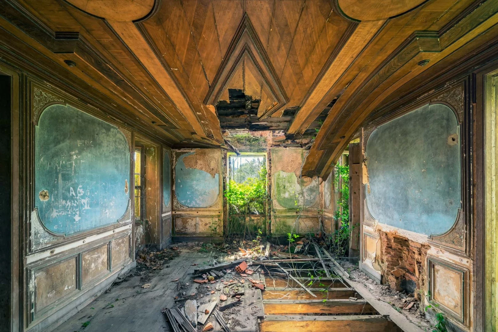 In this villa, nature gradually fights back. Only the richly decorated walls and ceilings recall the former splendor