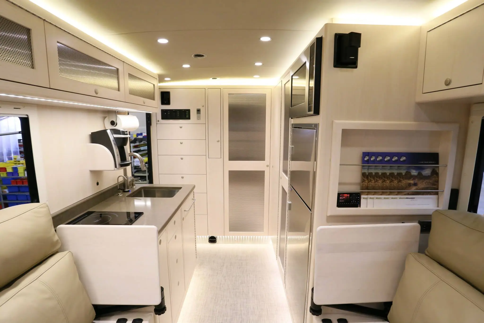 EarthRoamer XV-LTS interior Photo: EarthRoamer