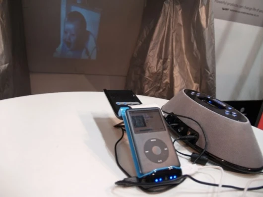 The MiLi Pro mobile projector playing friendly with an iPod Classic at CeBIT