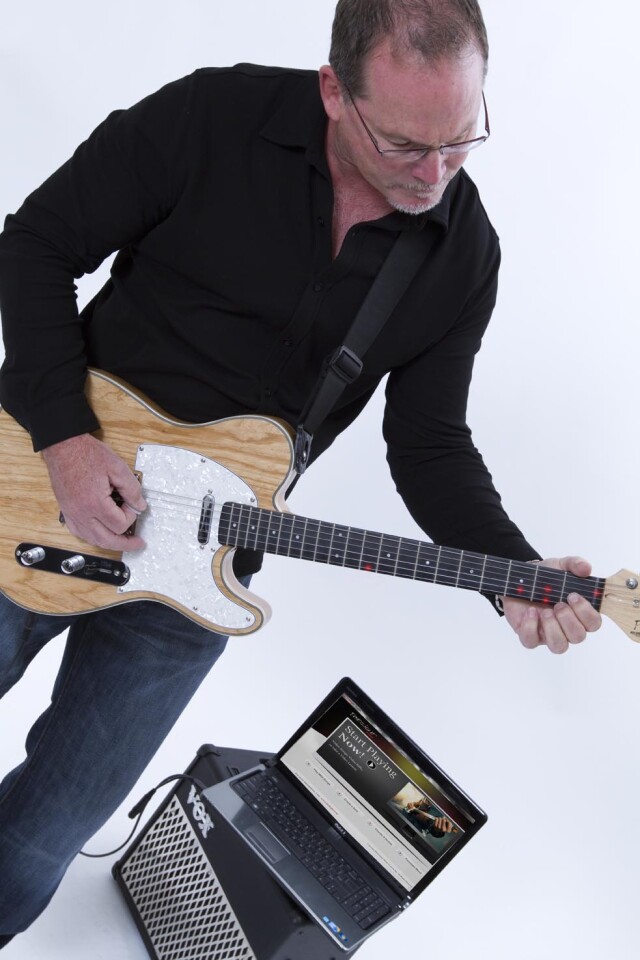 The Fretlight guitar has a standard output jack for plugging the instrument into an amplifier, and an 8-pin port to connect to a computer