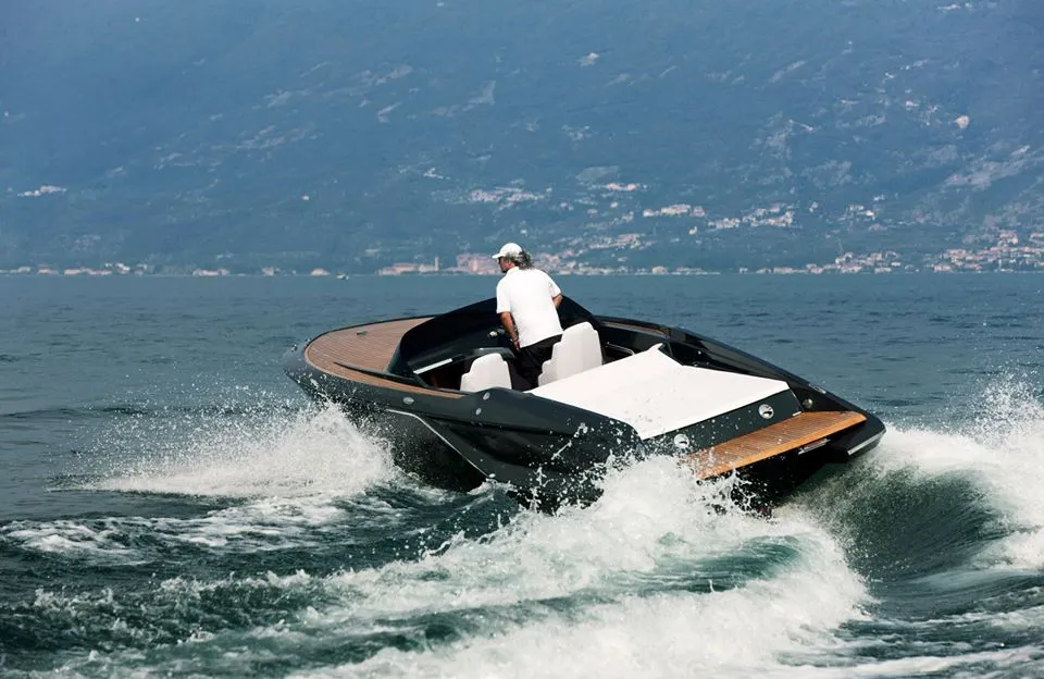 The Frausher 858 Fantom hits the water