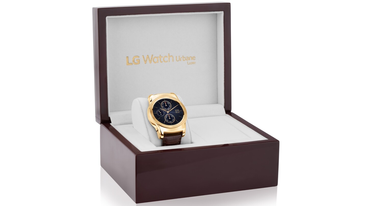 The new watch also offers a deployment clasp, which is something usually seen on luxury watch straps, and the whole thing is packaged in a premium lacquer case