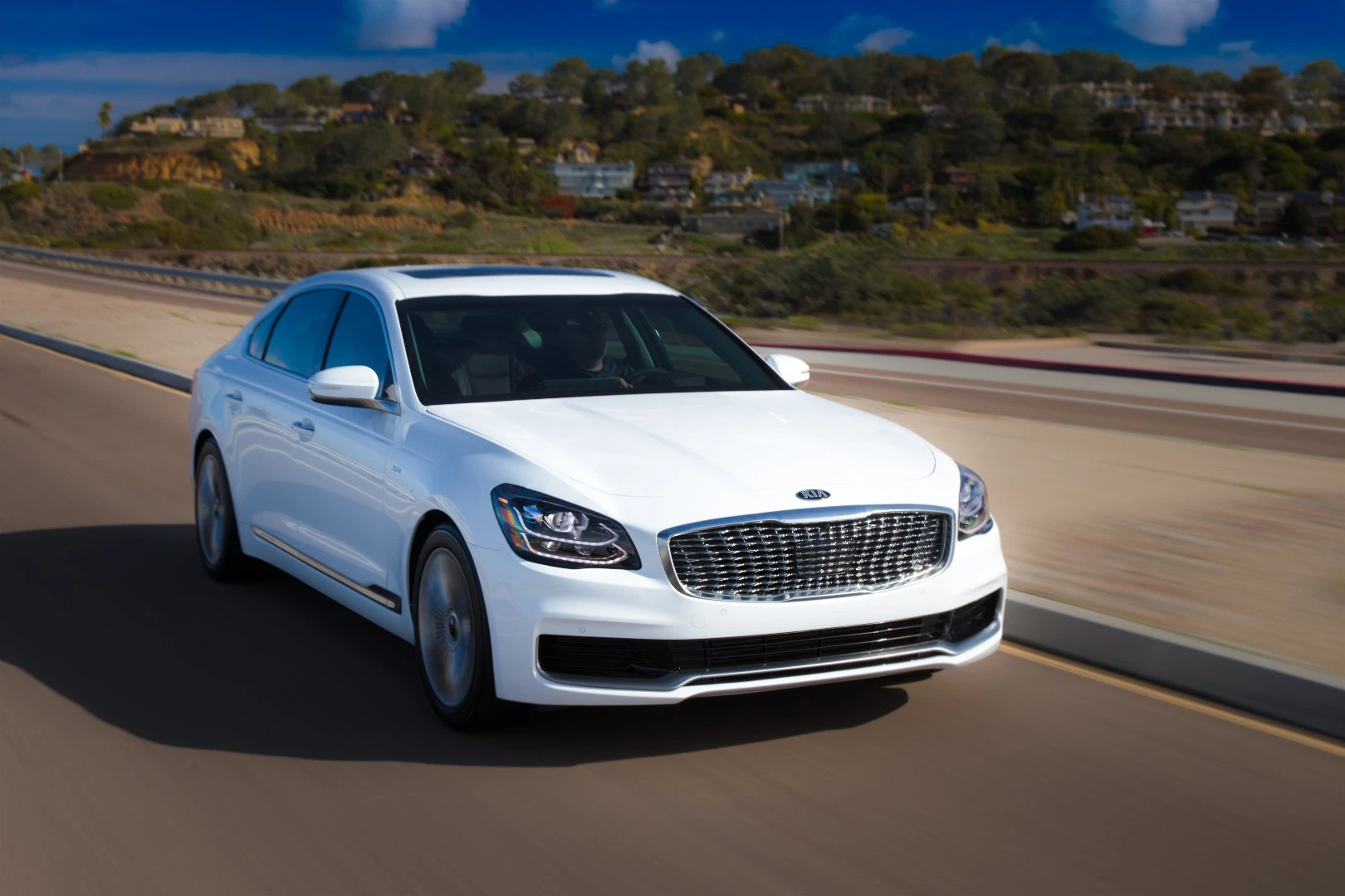 The 2019 Kia K900 needs something to stop all of that power, of course, and that’s done by a set of four-piston brake calipers up front and two-piston calipers at rear