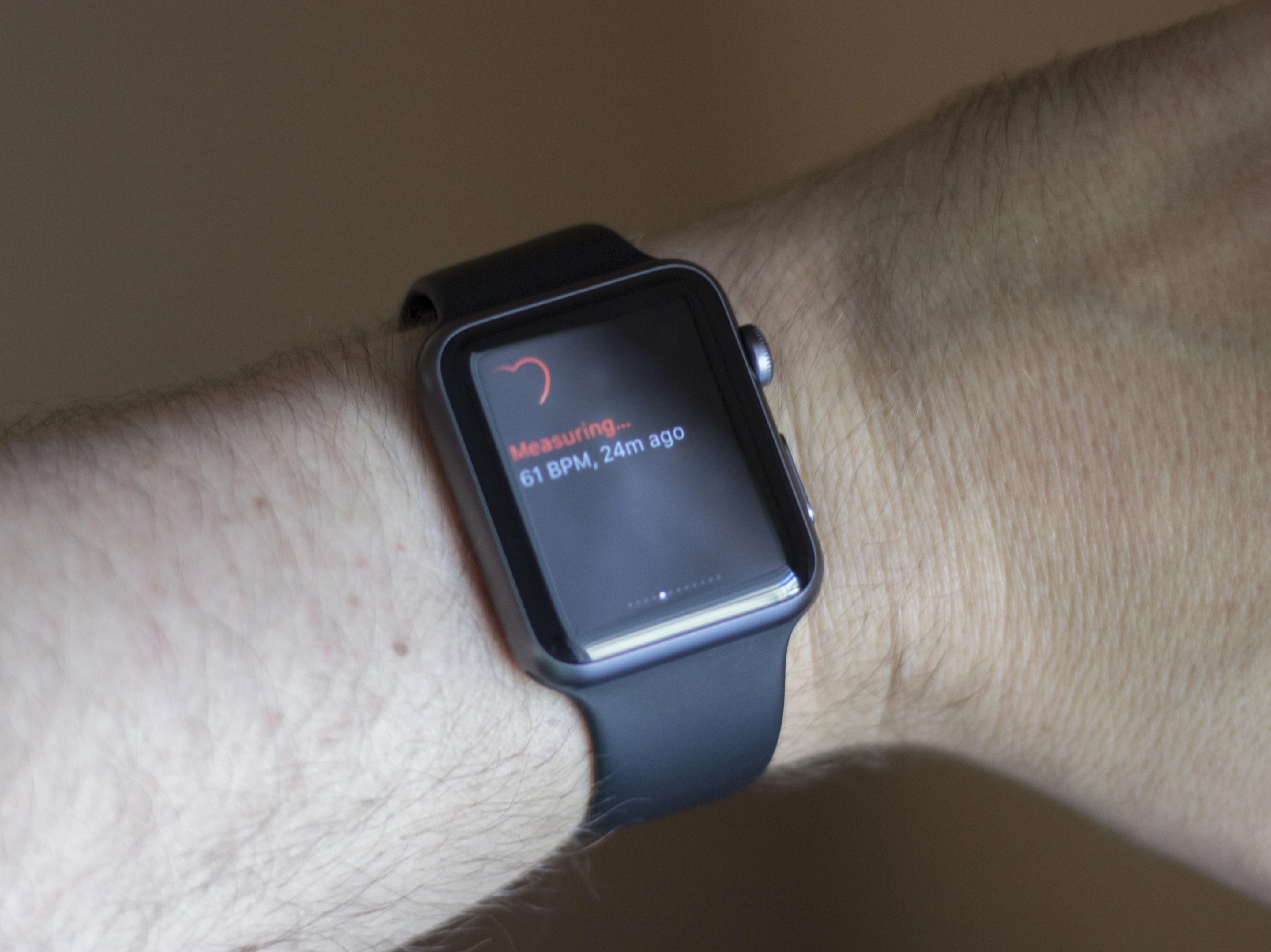 Taking a heart rate measurement on the Apple Watch (Photo: Will Shanklin/Gizmag.com)