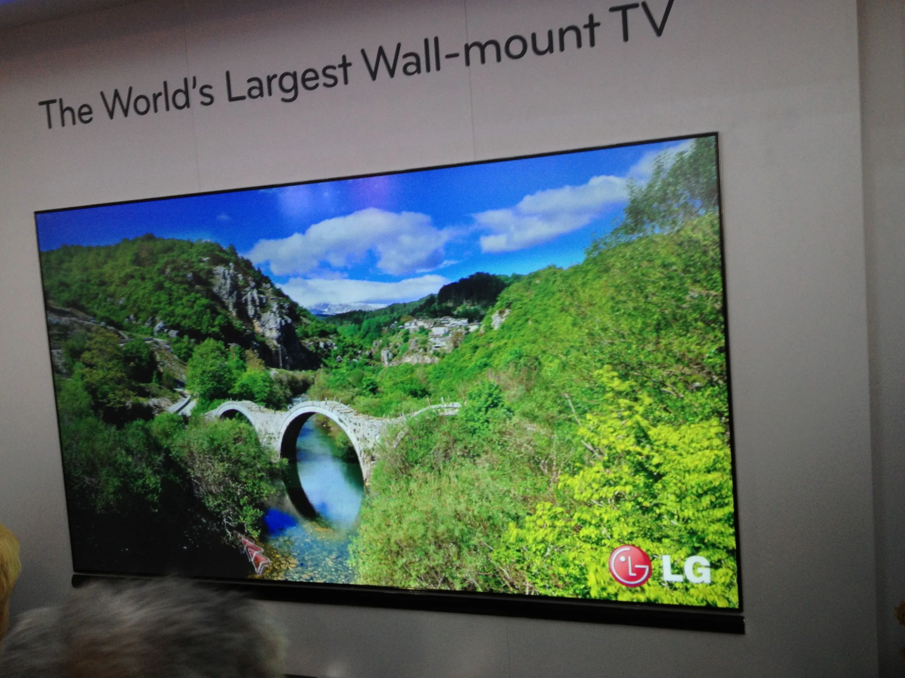 Despite the close distance and large size, the Laser TV gives a full 1080p image with a 10,000,000 :1 dynamic contrast ratio