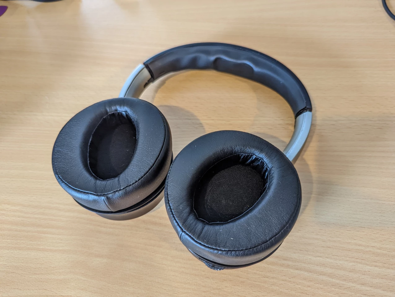Some uneven wrinkling in the rubber on the headband