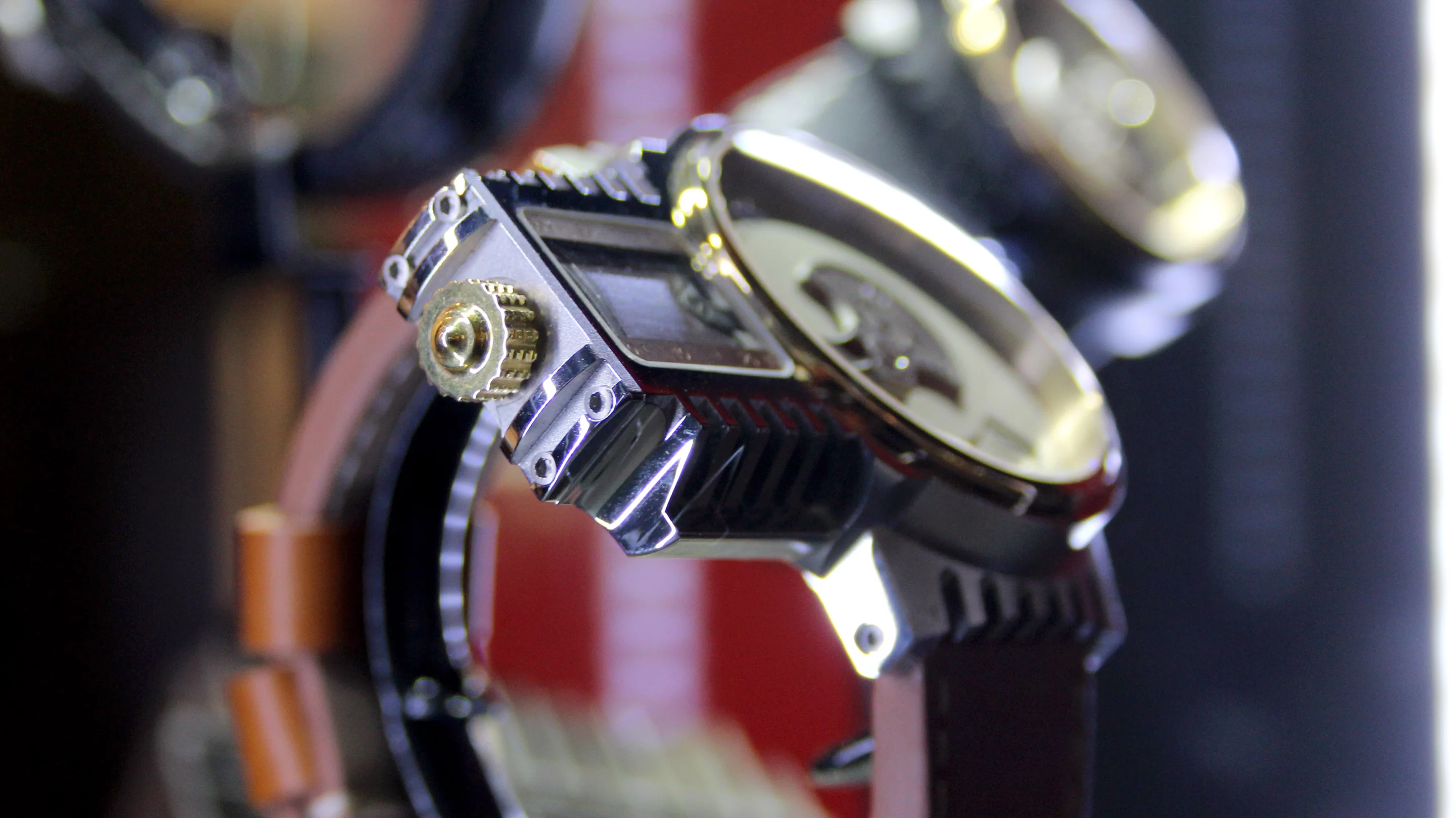 Display of minutes is handled by a piston at the nine o'clock position, moving in and out along the straight measure to the left of the dial (Photo: Chris Wood/Gizmag)