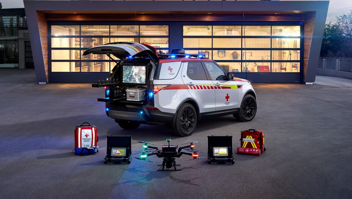 The emergency Land Rover Discovery is kitted out with four radio antennas, two mobile Wi-Fi hotspots, a satellite phone and the drone, which itself boasts thermal imaging tech to help spot people and vehicles