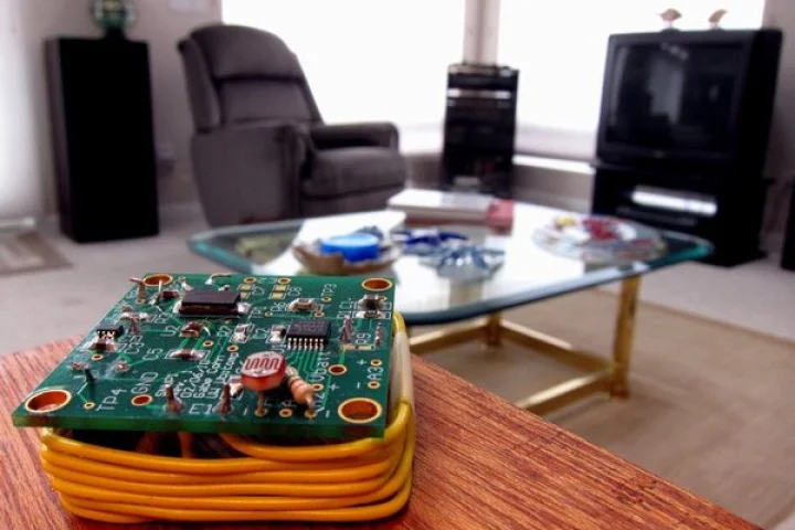 Sensors sprinkled throughout the home beam information at a set frequency. Wiring wrapped around the sensor acts as a broadcast antenna. The home's electrical wiring acts as the receiving antenna (Image: Gabe Cohn)