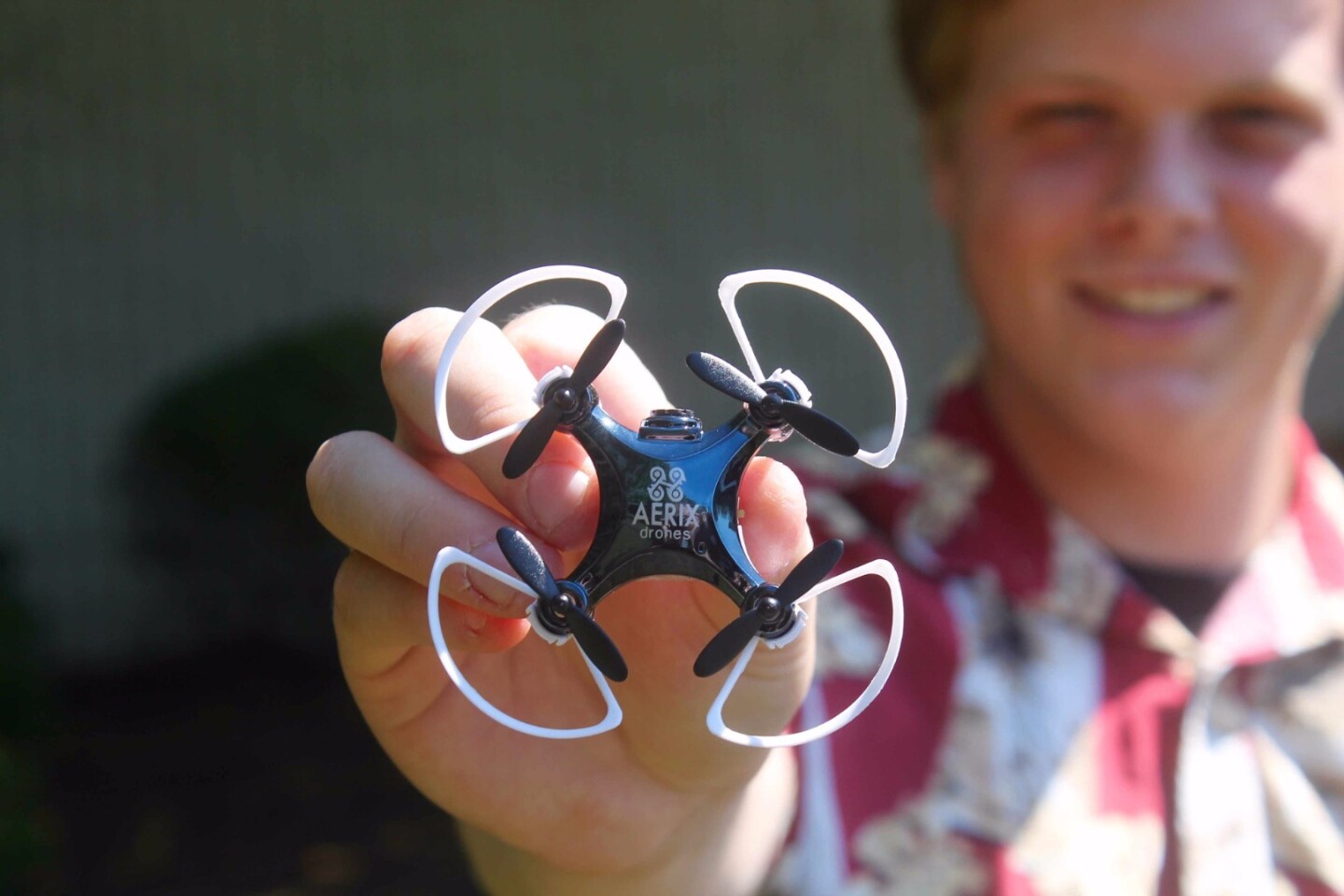 The Aerix Vidius VR sports removable blade guards that are meant to protect the drone and reduce the instances of blade replacements