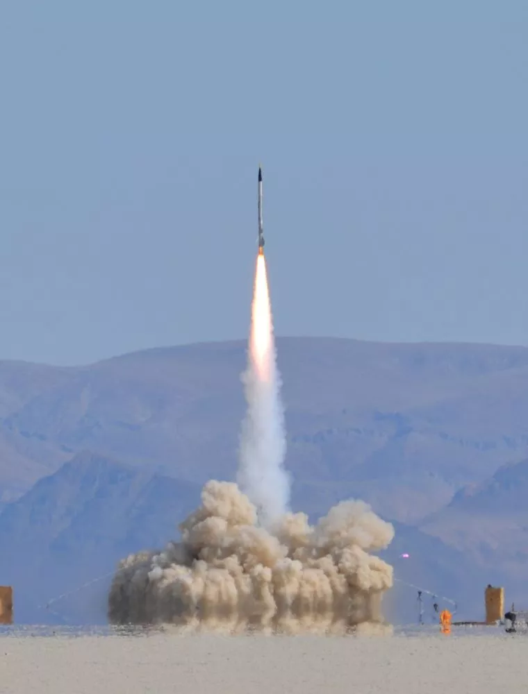 Derek Deville's Qu8k rocket climbed at altitude of 121,000 feet (36.8 km) after 92 seconds flight (ddeville.com)