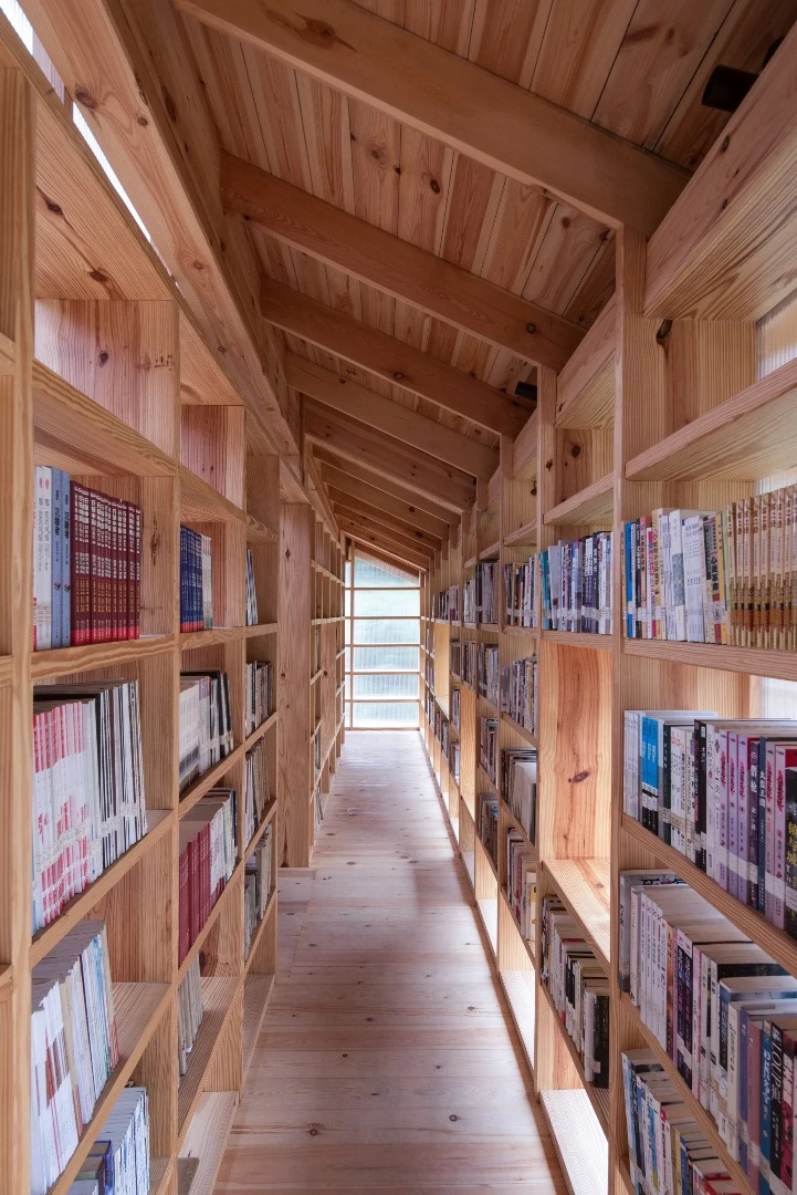 The Mountain House in Mist's interior includes two long corridors lined with books
