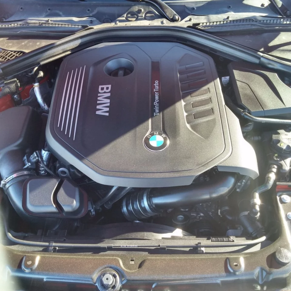 Our test model was the 2016 BMW 340i, equipped with the new six-cylinder engine. This is a turbocharged 3.0-liter six that outputs 320 horses (239 kW) and 330 lb-ft (447 Nm) of torque