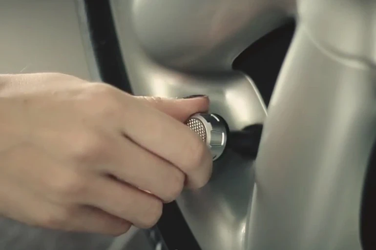 The Fobo gauge uses a single CR2032 battery for each individual sensor unit, that the company claims should last two years,depending on temperatures
