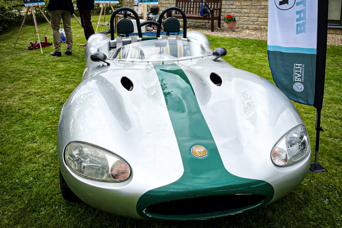 Chiếc Ginetta G20 này sẽ được chế tạo lại thành một chiếc xe kỷ lục tốc độ trên mặt đất chạy bằng nhiên liệu hydro thích hợp