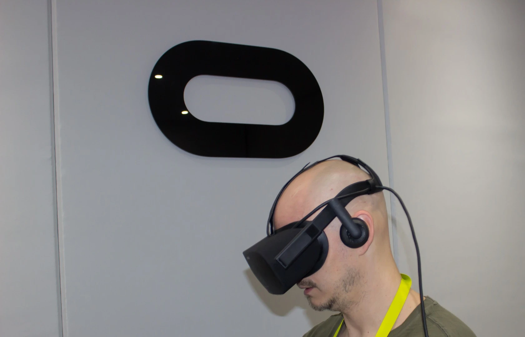 A seated Rift demo, using the bundled Xbox One controller