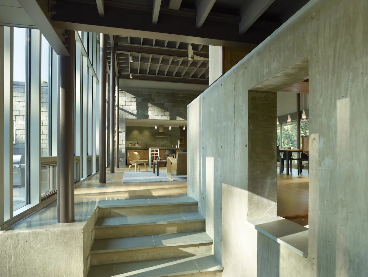 Oak Ridge House is based in Jakson, MS and was designed by Decker Architects. The home is shaped to draw the outside in and encourage the family to go outside