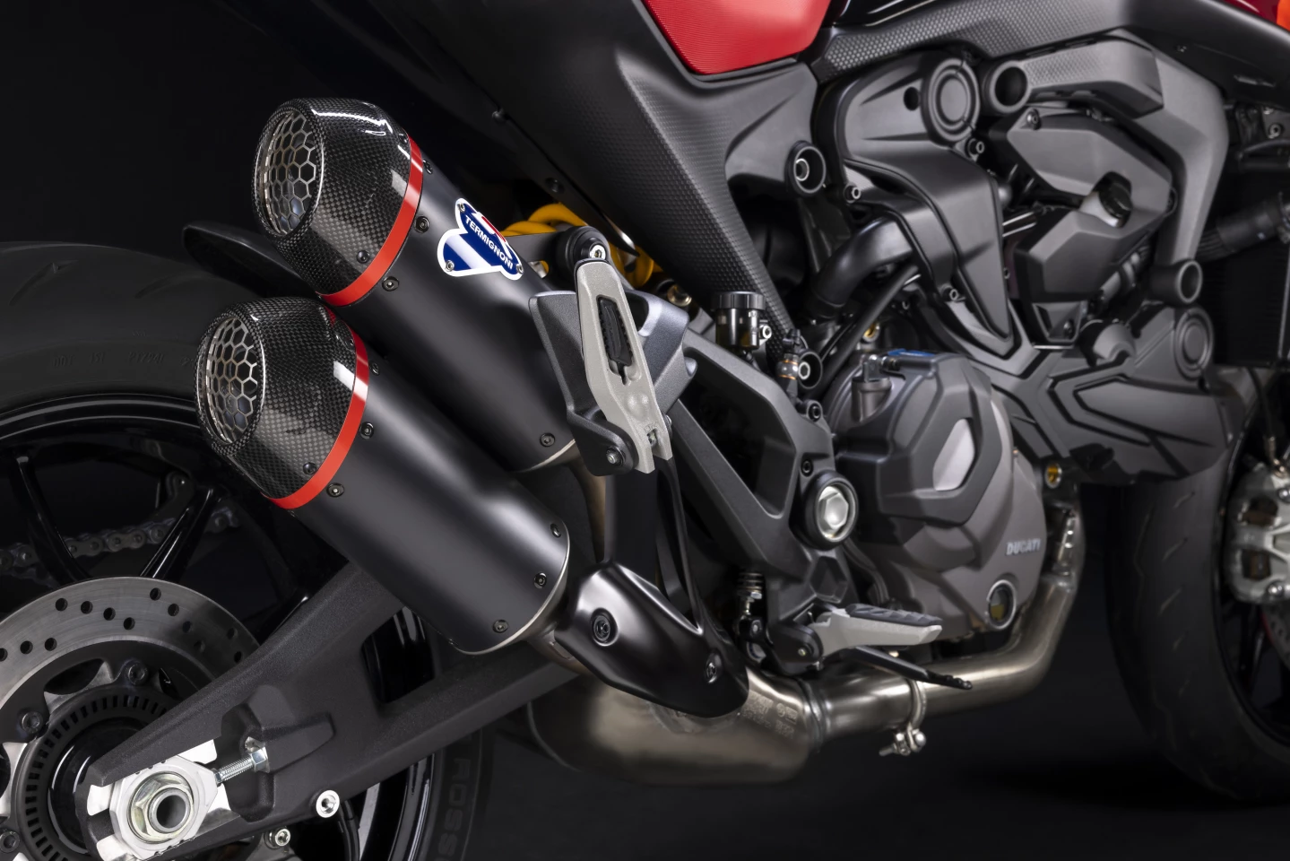 A pair of Termignioni exhaust cans is the only mechanical change related to the Testastretta engine of the 2023 Ducati Monster SP