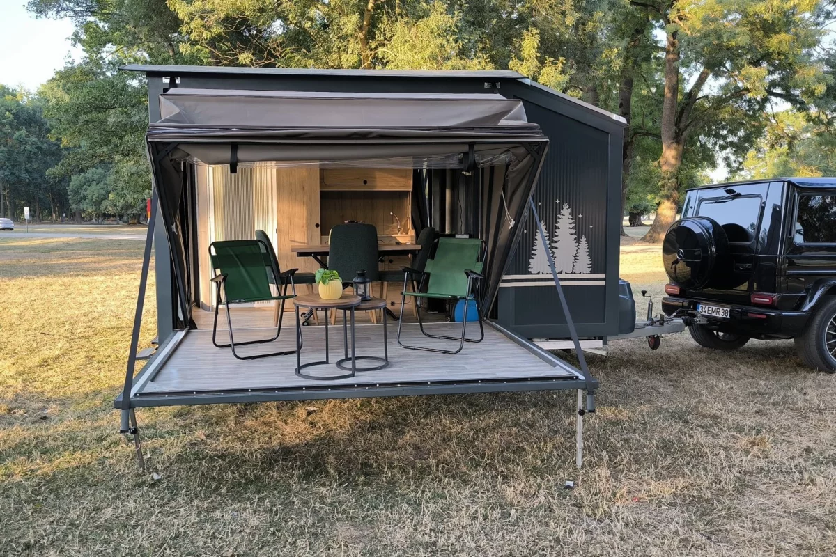 With its simple electric actuation, the Ortsan Mini House Caravan is an efficient way of having a trailer that tows comfortably and offers loads of space at camp