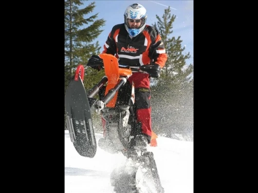 The 2moto snowbike kit in action
