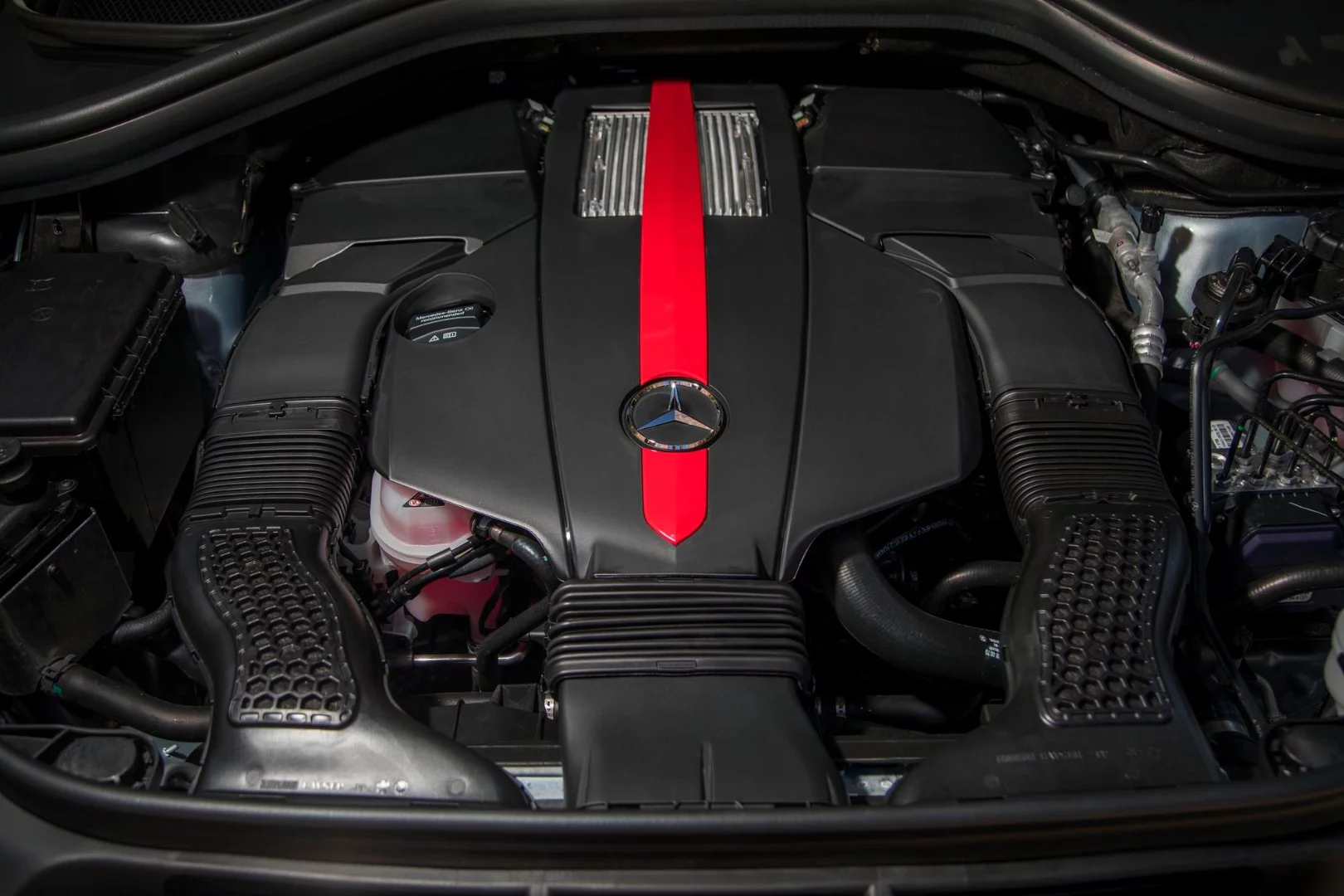 The GLE43's 3.0-liter bi-turbo V6 outputs a respectable 362 horsepower (270 kW) and 384 foot pounds (521 Nm) of torque