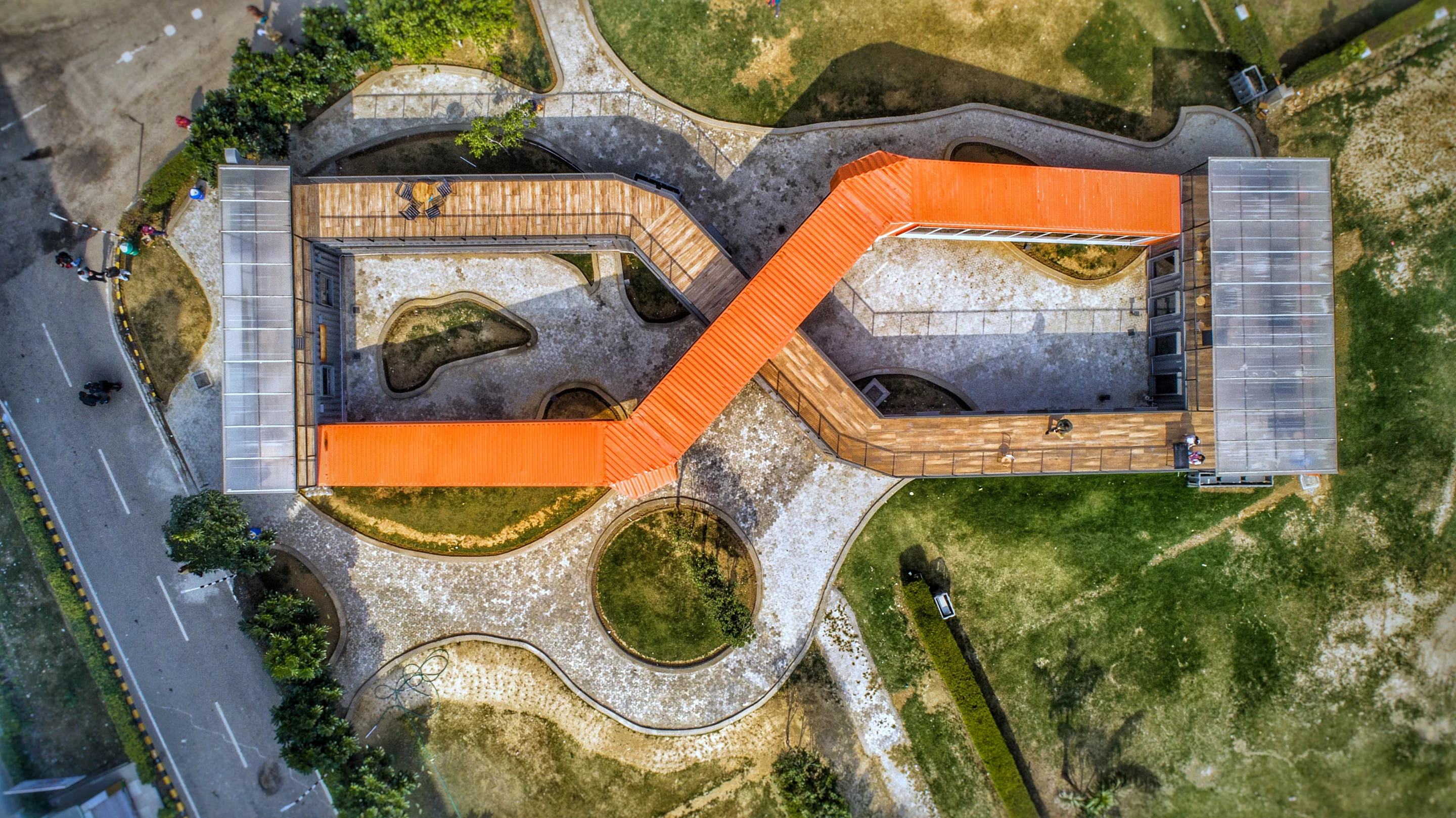 Café Infinity's shipping containers are shaped to form of an infinity symbol, with the idea being to highlight how containers have infinite possibilities as a structural unit