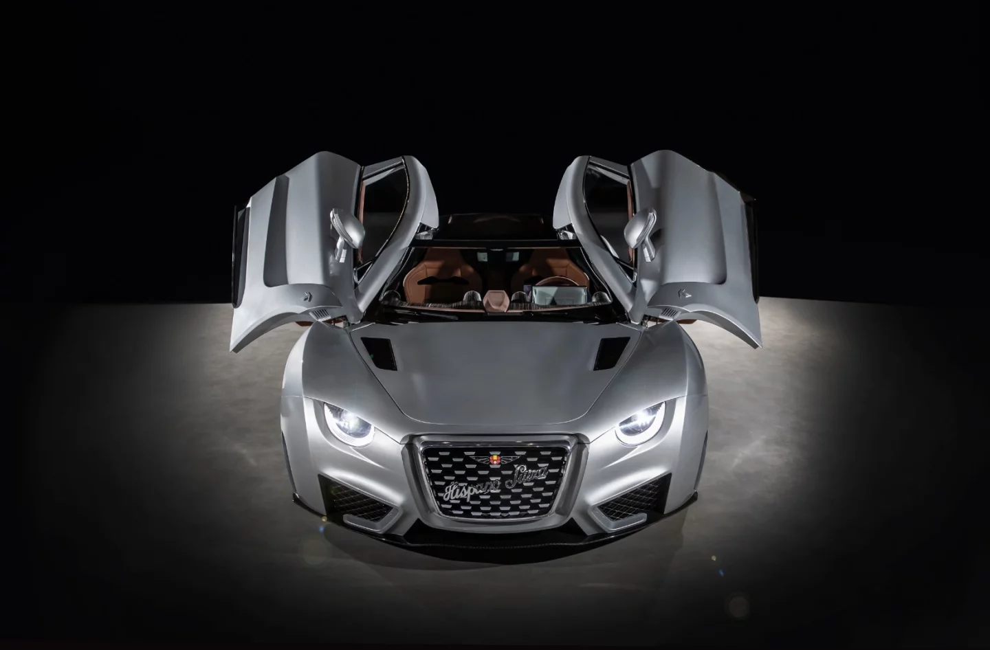 Scissor doors lift themselves up at the touch of a button