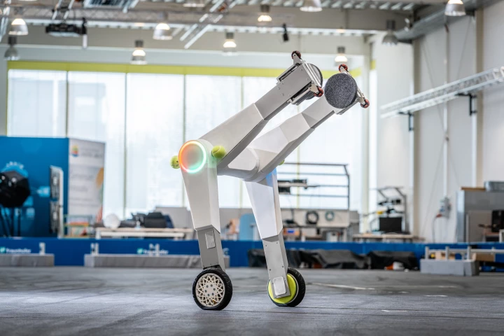 evoBOT's circular, rotating grip pads can lift as much as 65 kg – or carry up to 100 kg