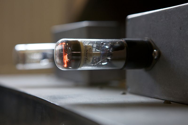One of the dekatron tubes on the Harwell computer (Photo: Bad germ)