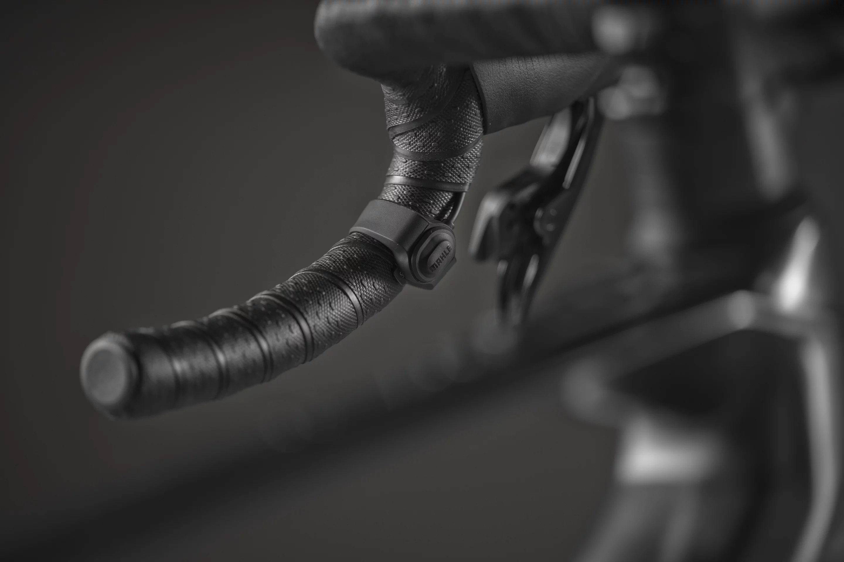 Remote shifters on the drop handlebar adjust level of assistance from the hub motor