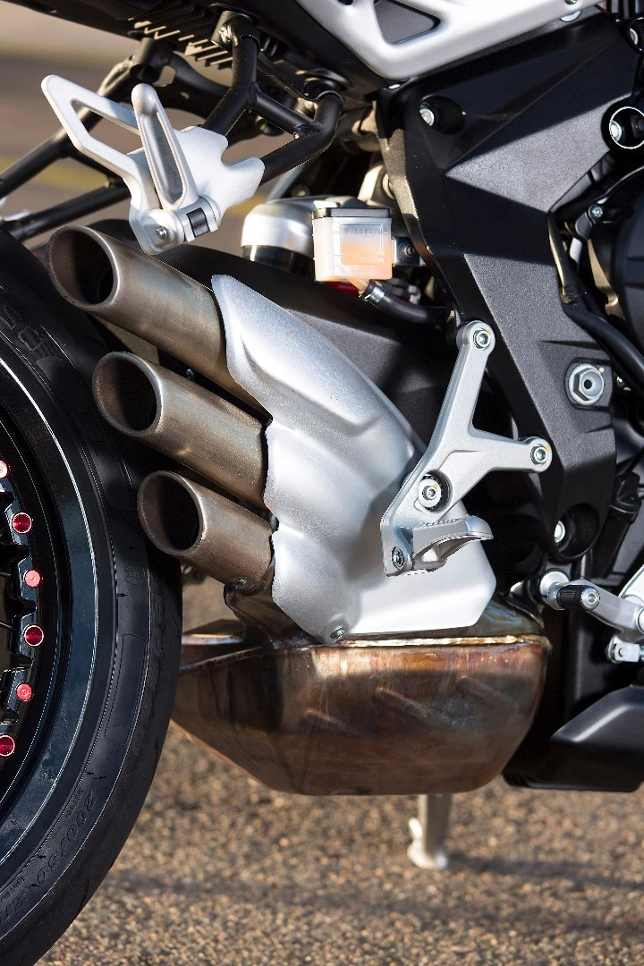 MV Agusta Dragster 800 RR: triple exhaust sunds fantastic, even if the collector box is ugly as sin