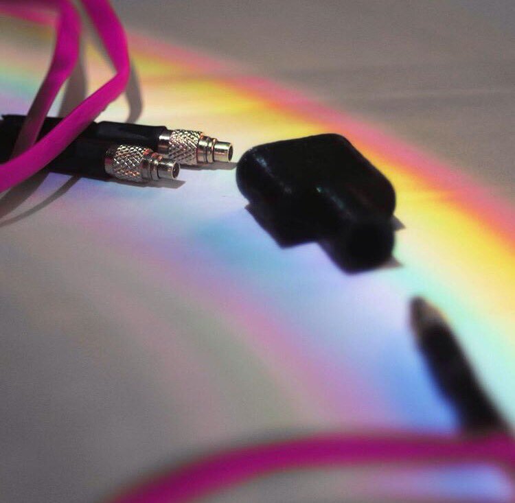 The audio and earphone cables each end in a micro-coax plug that's snapped into the splitter and twisted to lock it in place