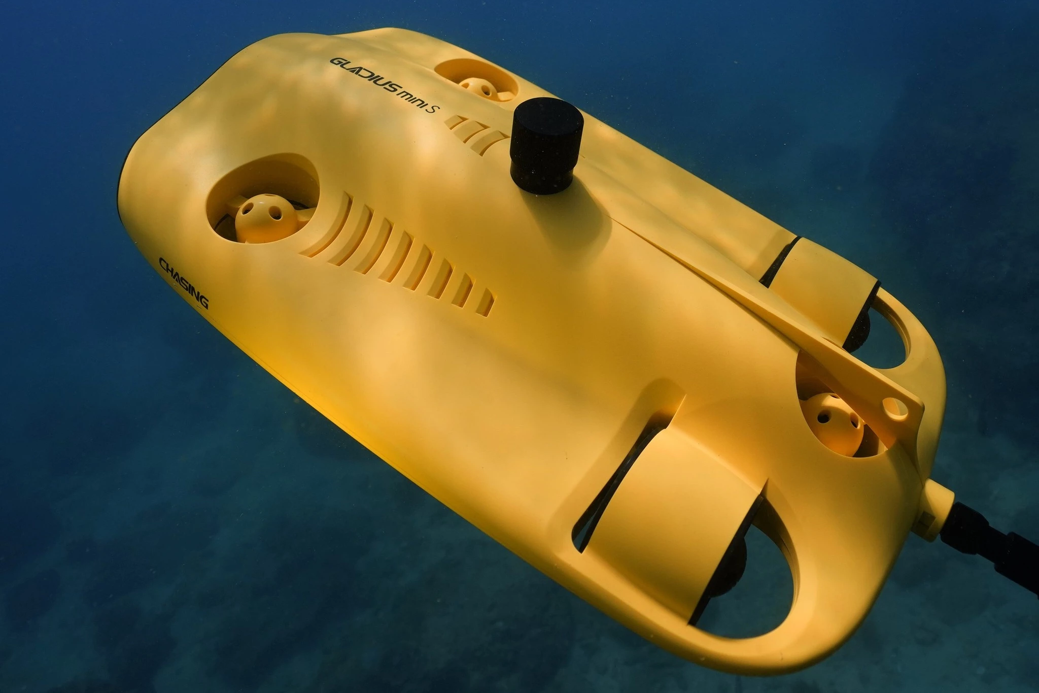 The Gladius Mini S measures 400 x 226 x 145 mm (15.7 x 8.9 x 5.7 in) and weighs 6 lb (2.7 kg)