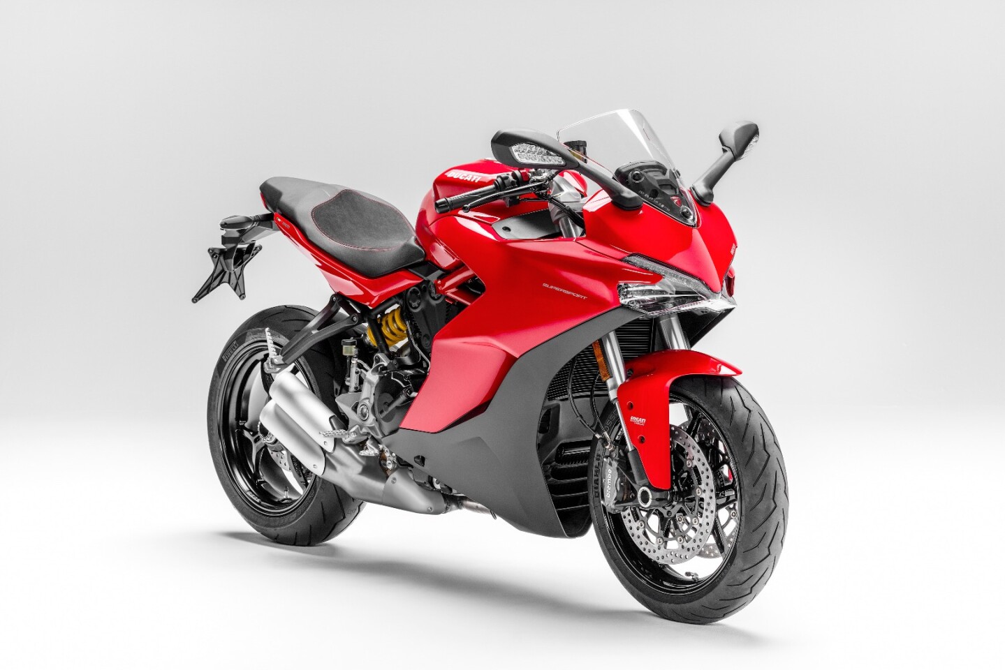 With Marzocchi forks and two-tone fairings, the 2017 SuperSport constitutes the affordable and practical Ducati sportbike
