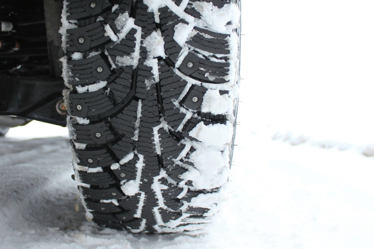 Studded snow tires cost lives, says study