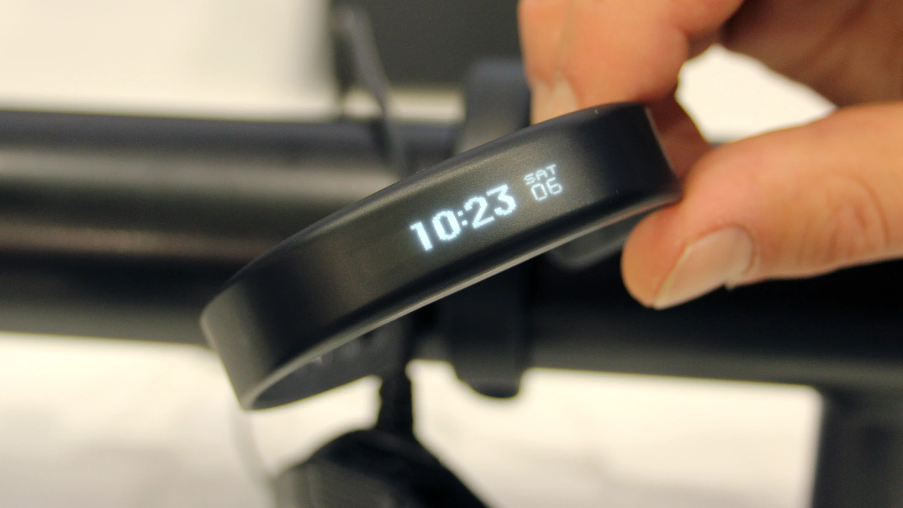 Texts, calls, email and calendar alerts are displayed on screen, which is activated by a double tap (Photo: Chris Wood/Gizmag)
