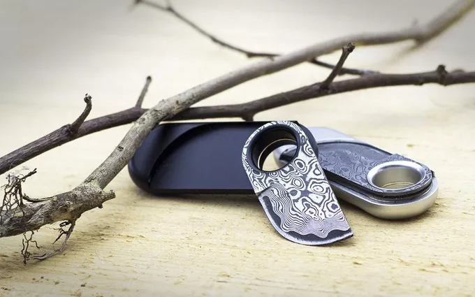 The blade features a press-release mechanism