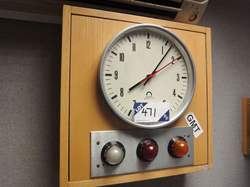 Lot 471 - a Mobatime analog pulse clock