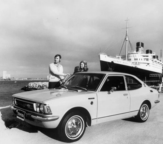 1972 Corolla 1600 Fastback - woograin steering wheel, four-on-the-floor, whitewall tyres, fully reclining front seats, front disk brakes and an electric rear window defroster were all standard features