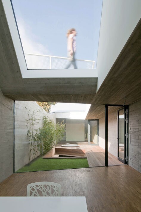 The CJ5 living room opens onto a central courtyard, but also receives light from the glass ceiling (Image: Hertha Hurnaus)