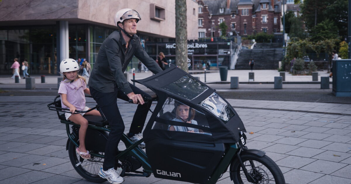 Cargotail-E-Bike für 4 Personen: Kinder vorne, Erwachsene hinten
