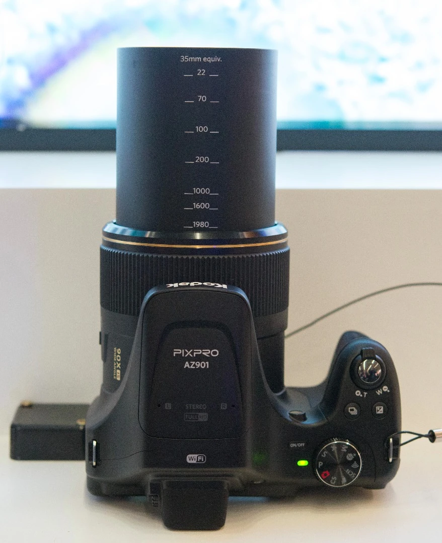 The extending zoom lens on the Kodak PixPro AZ901